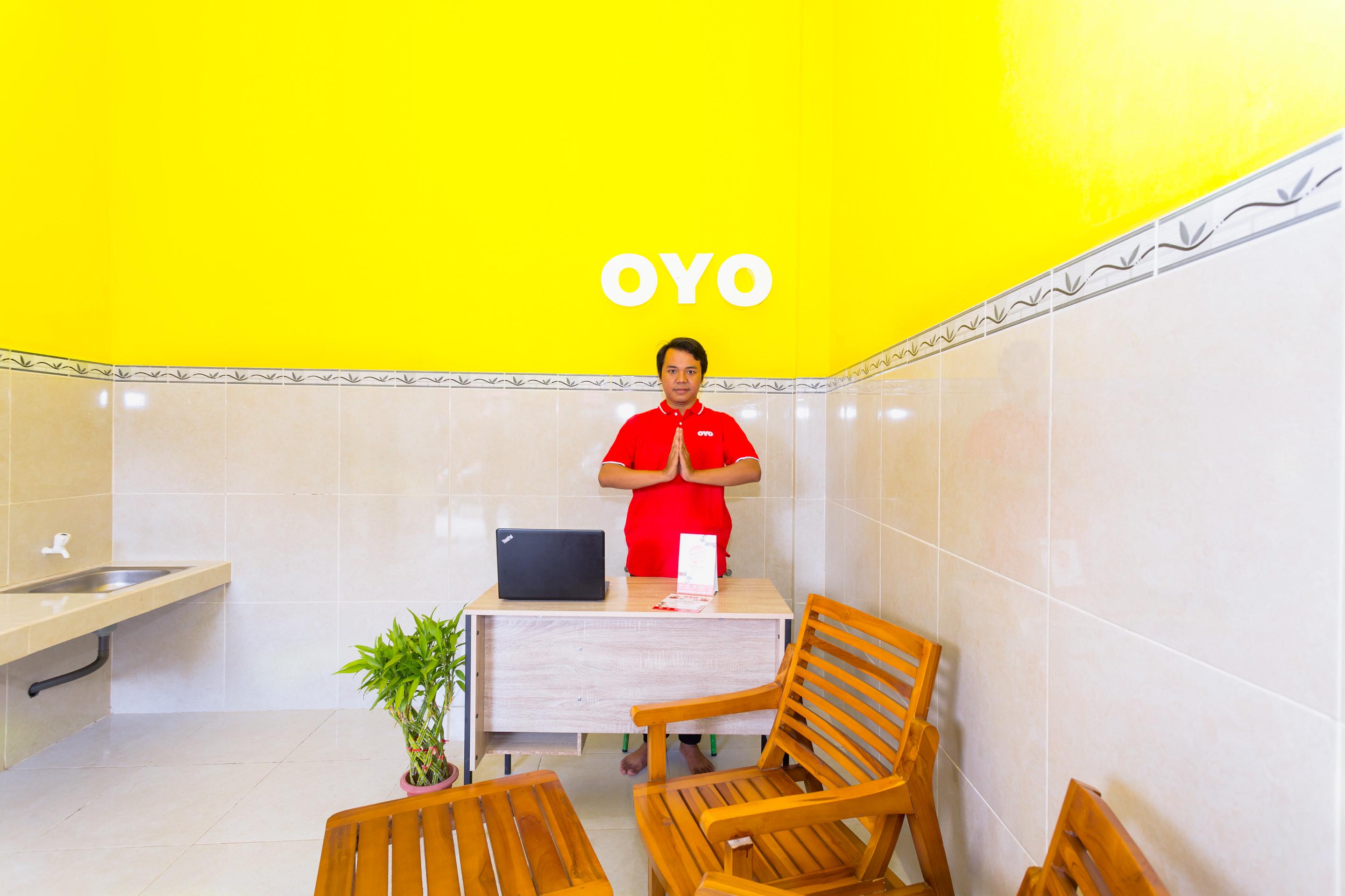 Oyo 1427 Azzahra Guest House Syariah Mataram Exterior photo
