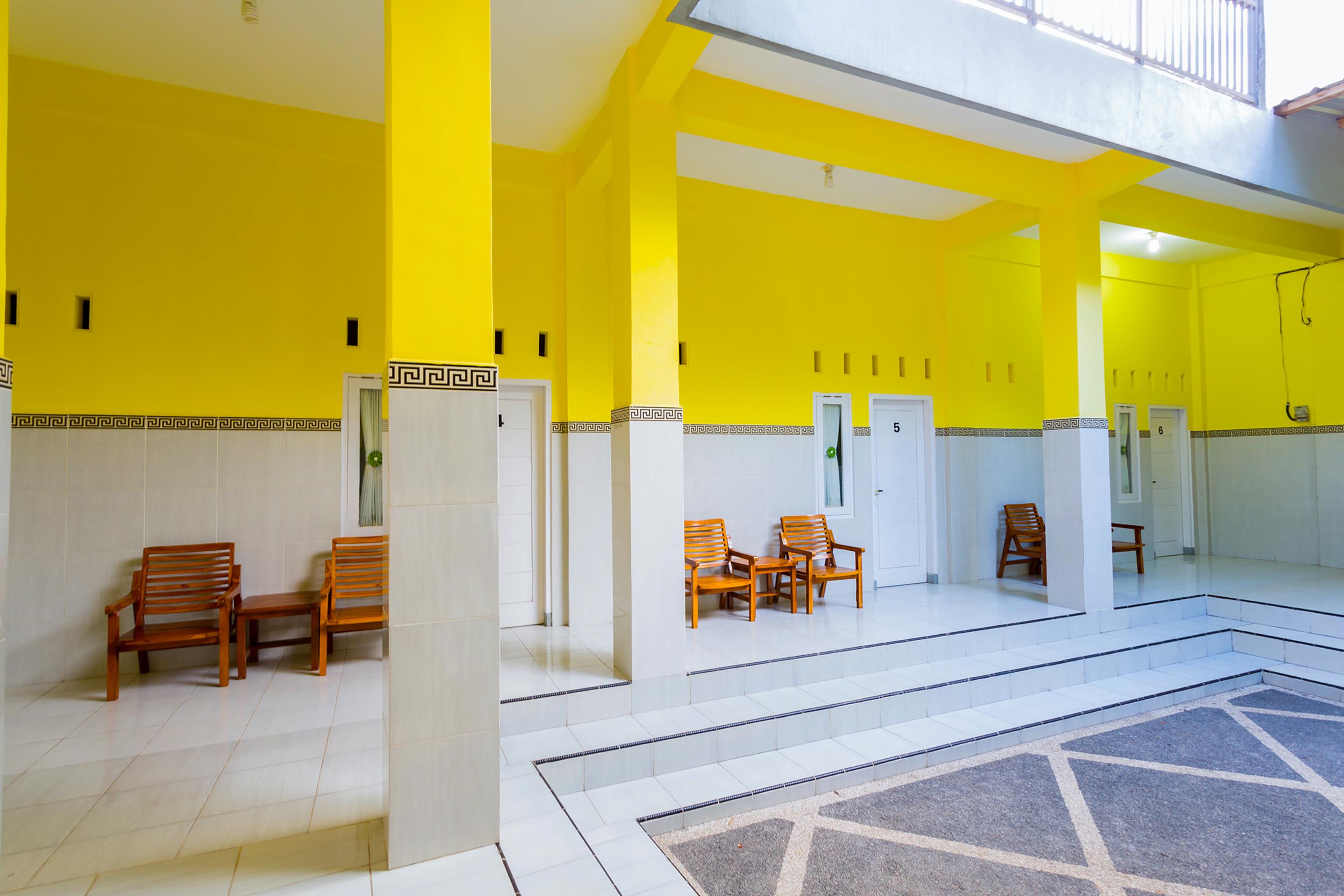 Oyo 1427 Azzahra Guest House Syariah Mataram Exterior photo